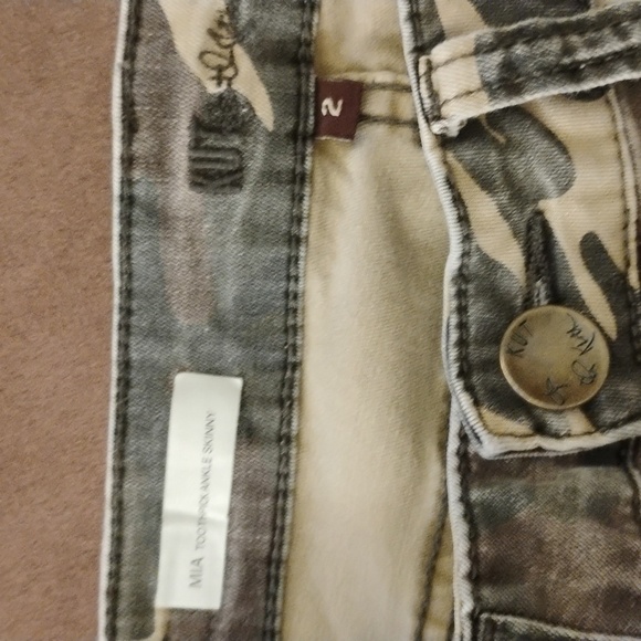 Kut From The Kloth Distressed Camouflage Jeans - Picture 5 of 12